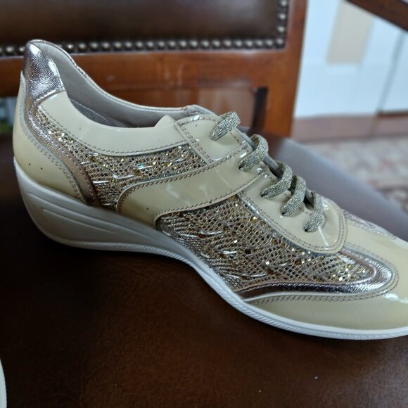 Patent leather women's walking shoes. - Picture 4 of 6